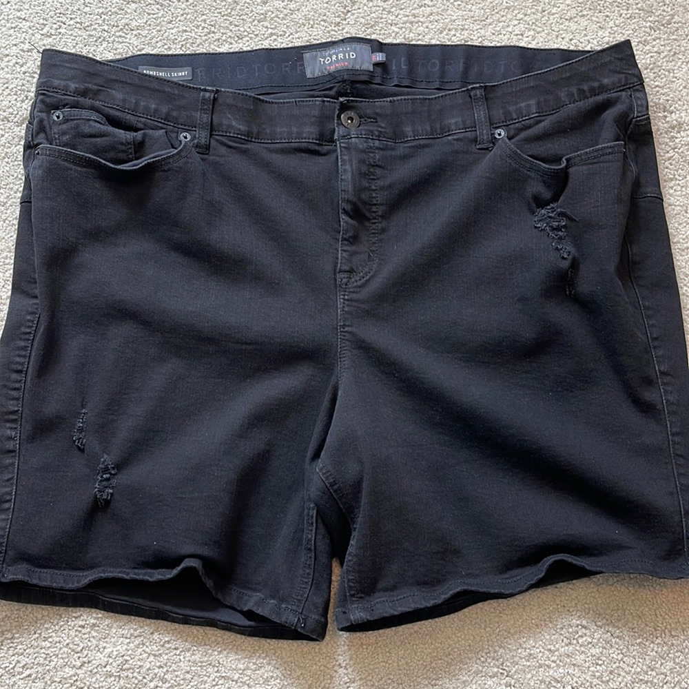 Torrid Premium Bombshell Skinny Womens distressed black shorts size 28